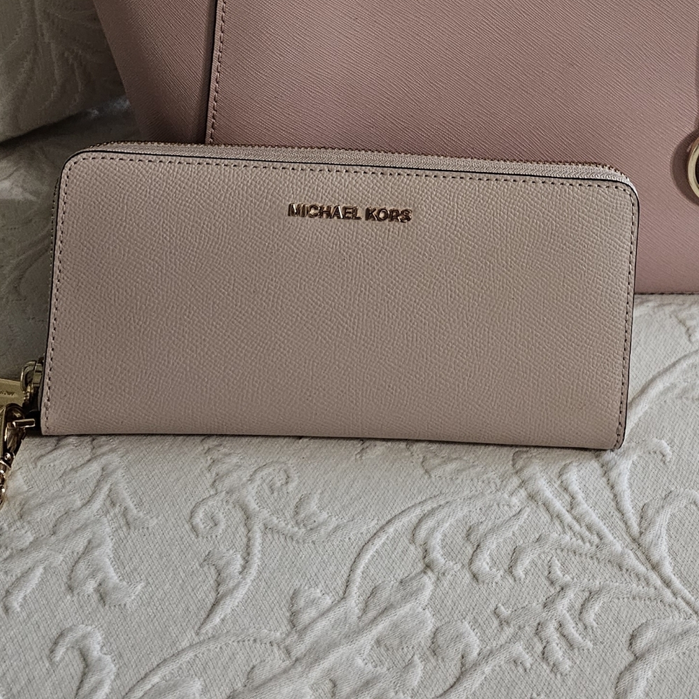 MICHAEL KORS Blush Leather Continental Wristlet